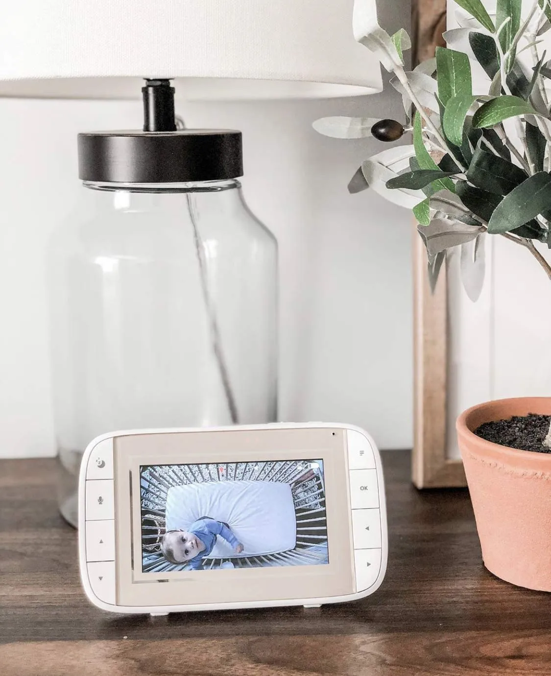 Motorola Halo  Video Baby Monitor - Infant Wi-Fi Camera with Overhead Crib Mount - 4.3-Inch Color Screen with Infrared Night Vision and Intercom (Refurbished)